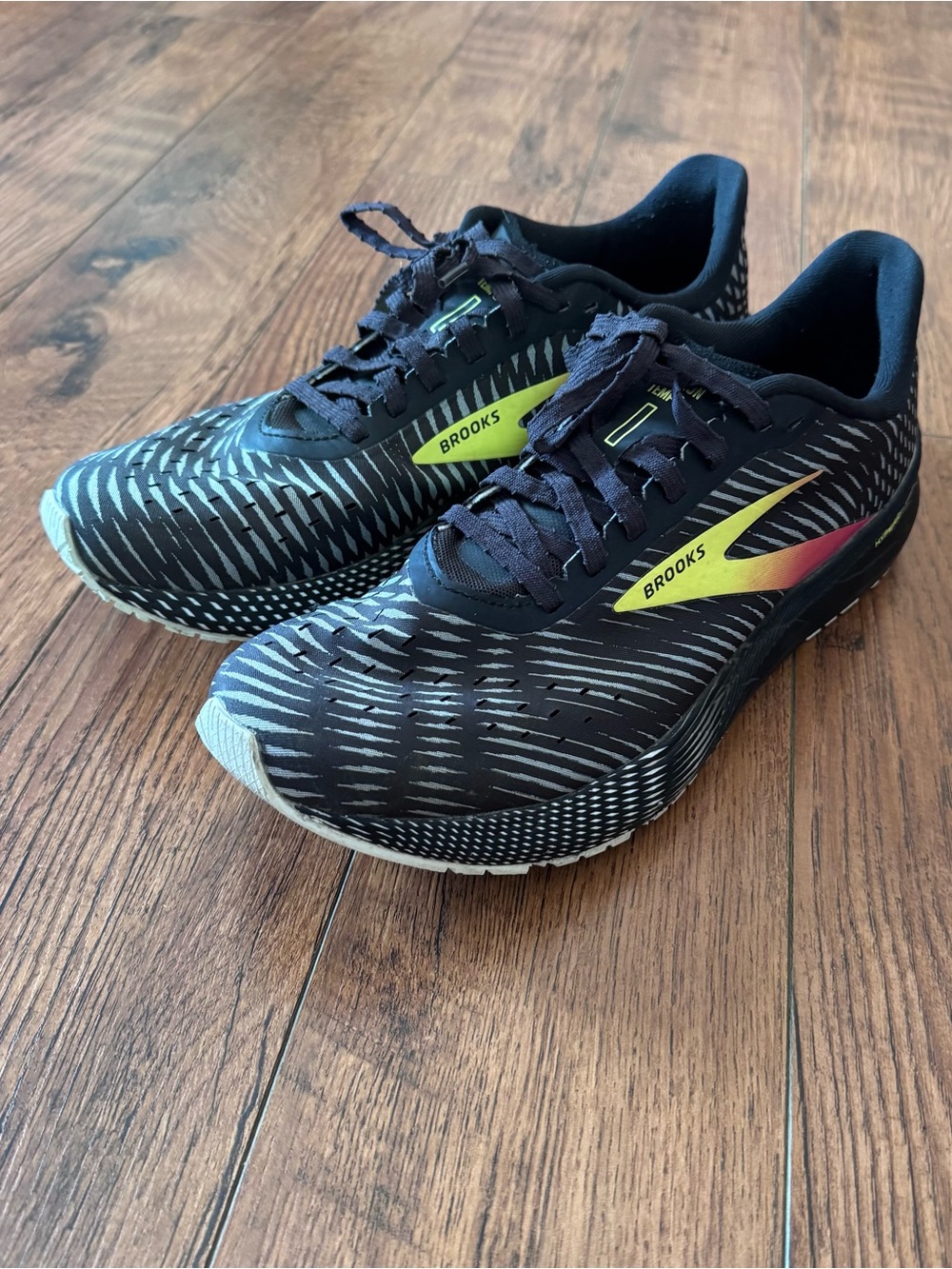 Brooks Hyperion Tempo Running Sneakers Shoes Men’s Size 10 Black Yellow Walking
